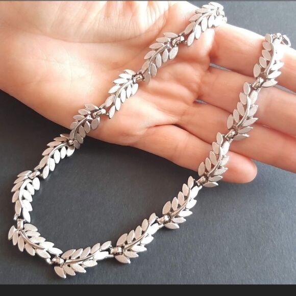 RARE VTG SIGNED CROWN TRIFARI GOLDTONE FLORAL 17" NECKLACE EXCELLENT CONDITION - Picture 6 of 12